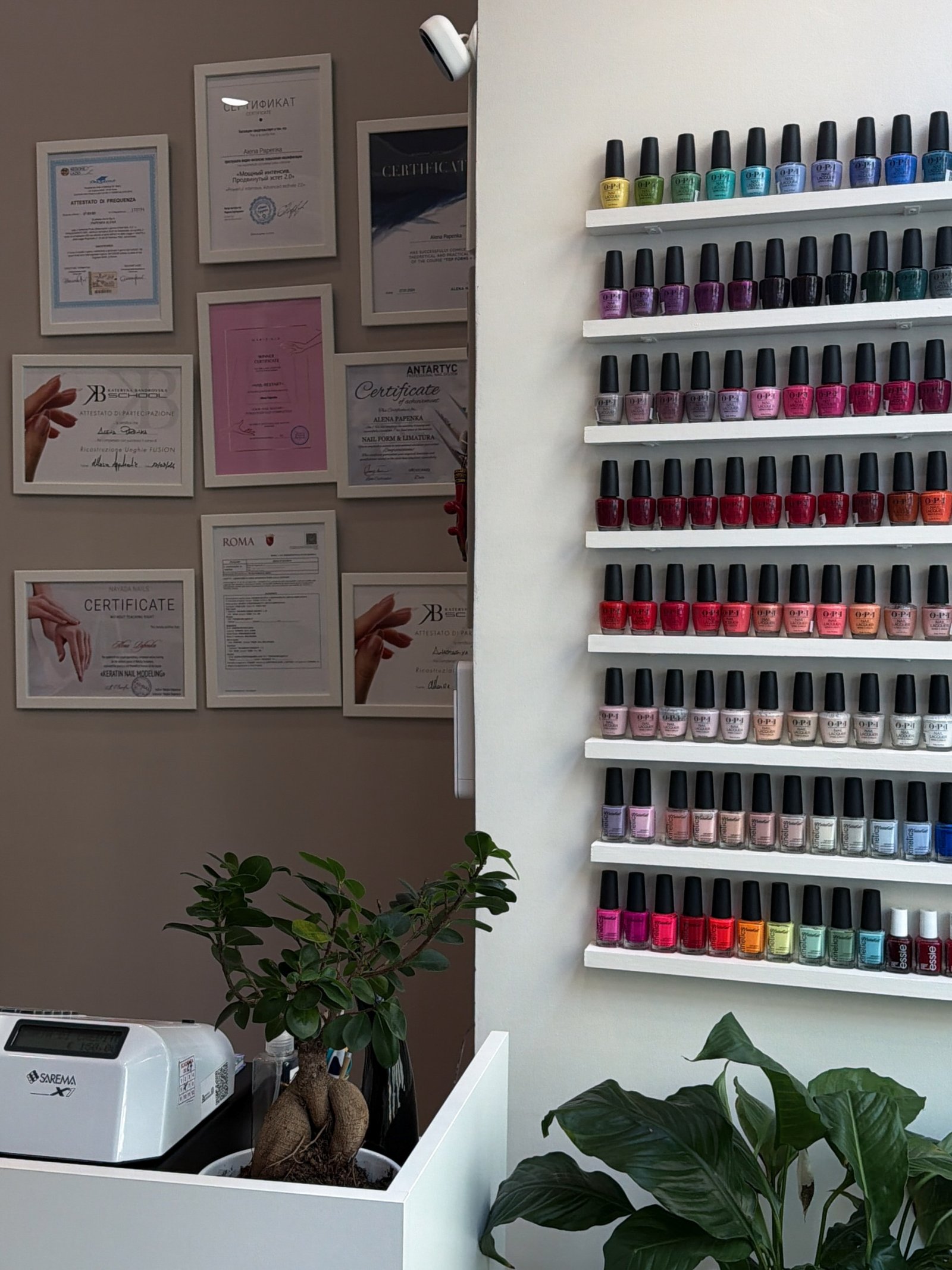Area pedicure di Harmony Studio Nails con poltrone nere e dettagli gialli