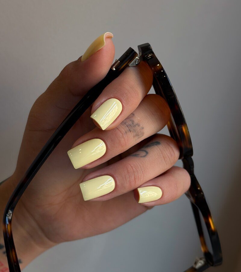 Manicure giallo pastello