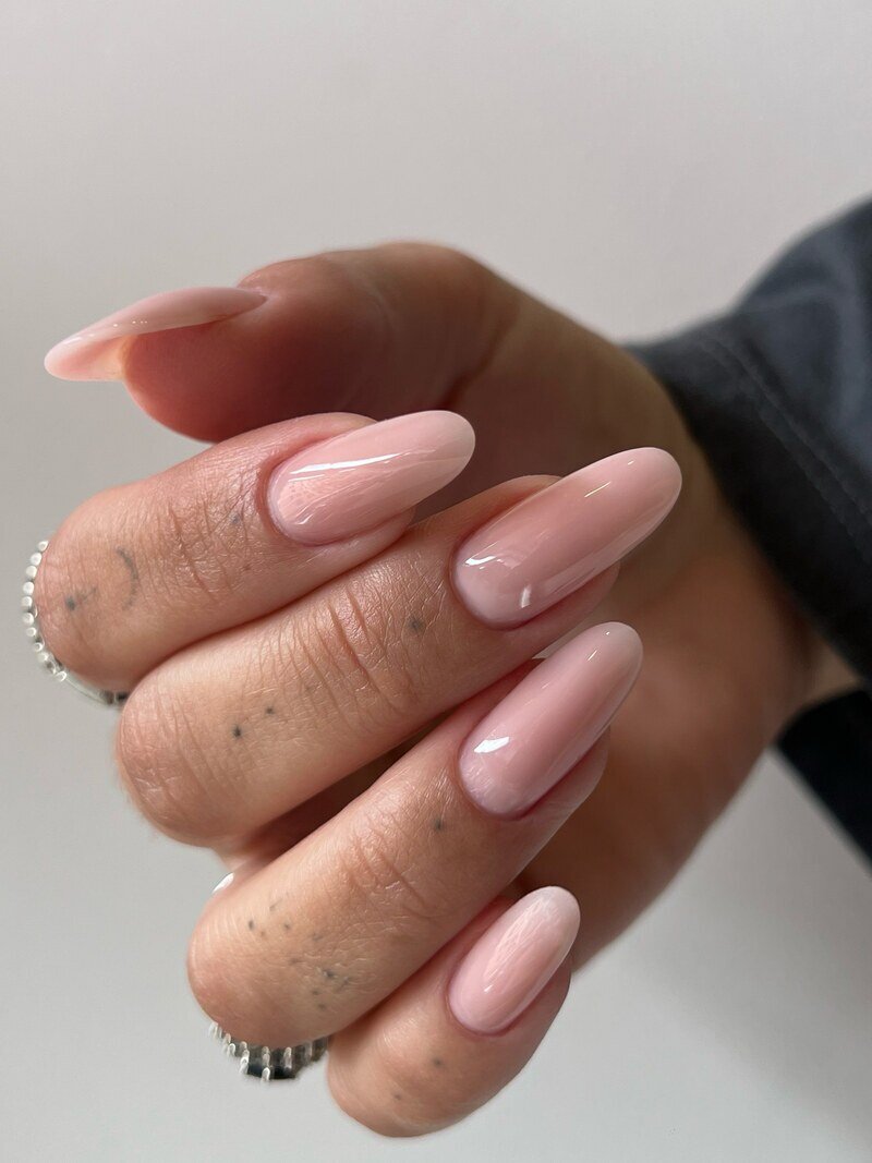 Manicure nude rosa con finitura lucida di Harmony Studio Nails