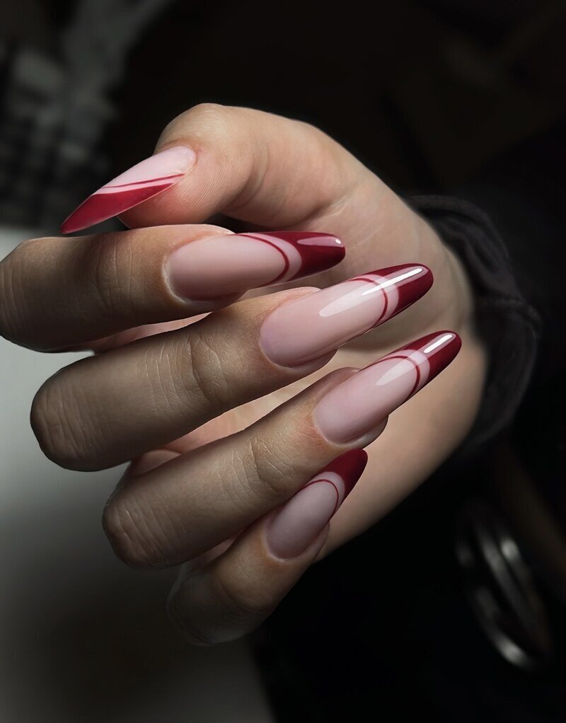 French manicure rossa con linee